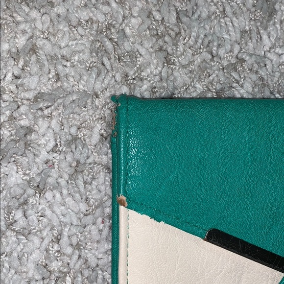 Green and Cream Envelope Purse with Gold Chain - Picture 5 of 8